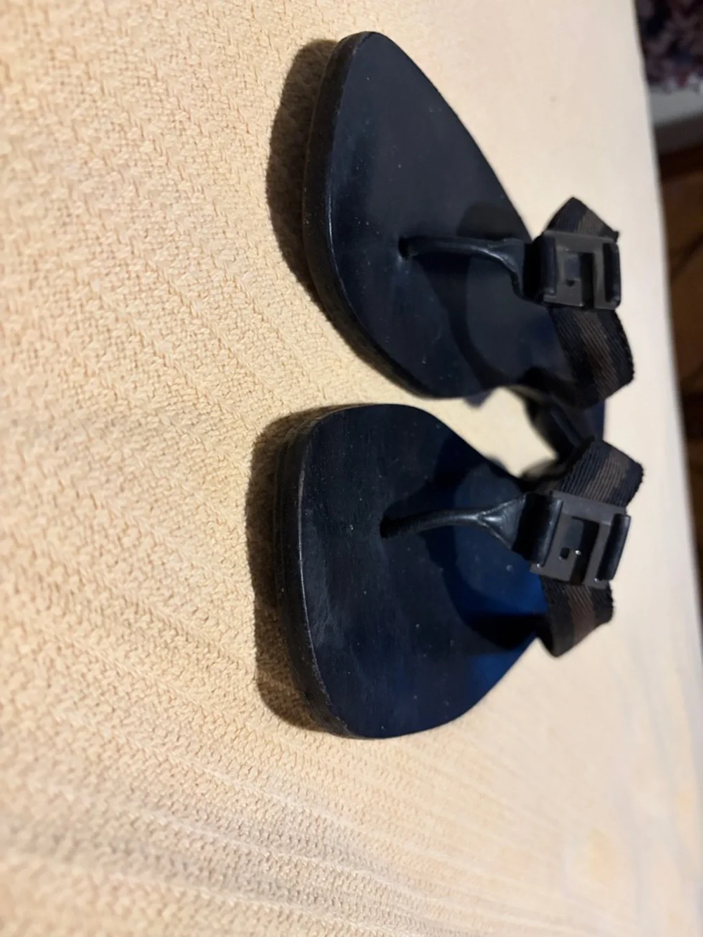 Gucci Black Leather Square-Toe Thong Sandals - Picture 5 of 7